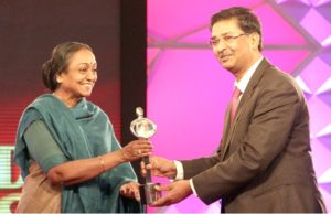 Gujarat bags Best State Award for Citizen Security at IBN 7 Diamond States Award